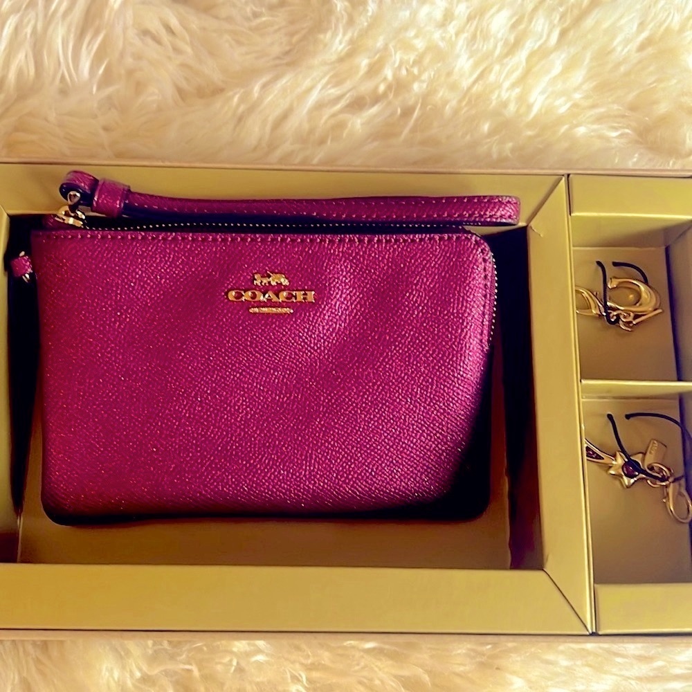 NWT. Coach Zip Wristlet.